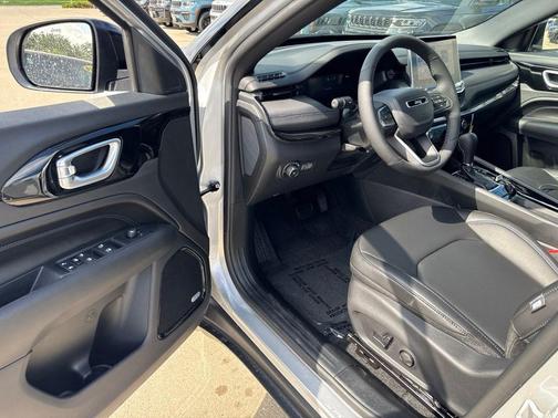 Silver Zynith Metallic Clearcoat 2026 Jeep Compass Limited