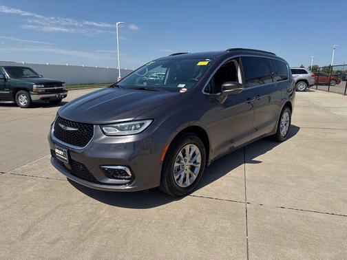 Granite Crystal Metallic Clearcoat 2022 Chrysler Pacifica Touring L
