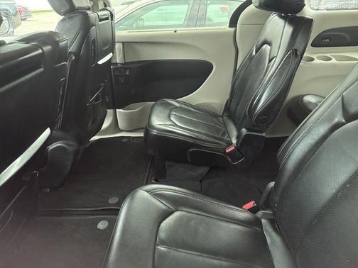 Granite Crystal Metallic Clearcoat 2022 Chrysler Pacifica Touring L