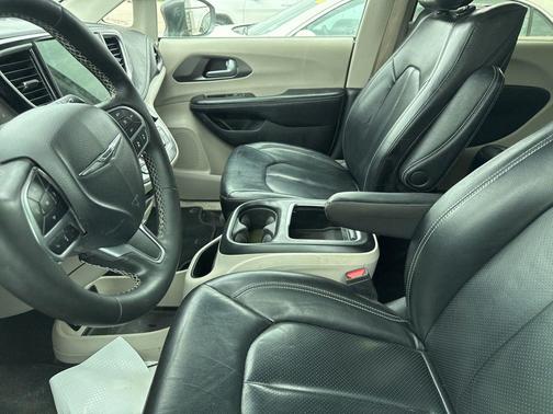 Granite Crystal Metallic Clearcoat 2022 Chrysler Pacifica Touring L