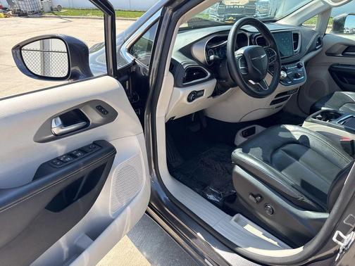Granite Crystal Metallic Clearcoat 2022 Chrysler Pacifica Touring L