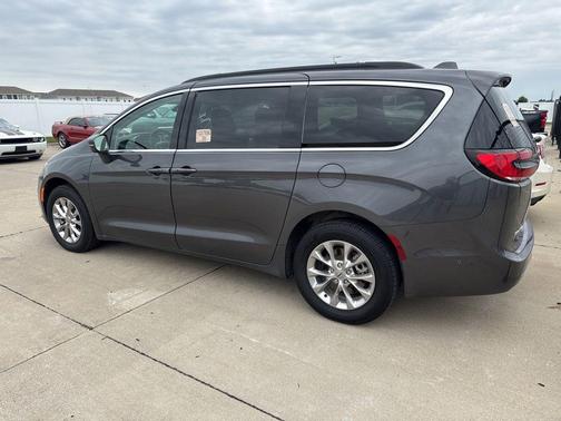 Granite Crystal Metallic Clearcoat 2022 Chrysler Pacifica Touring L