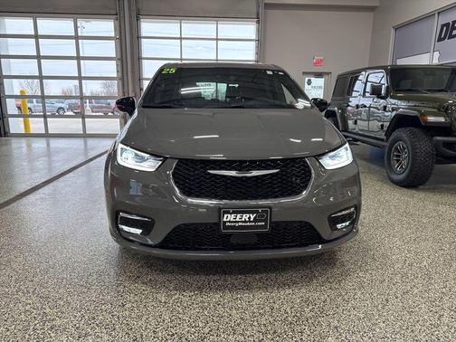 2025 Chrysler Pacifica L