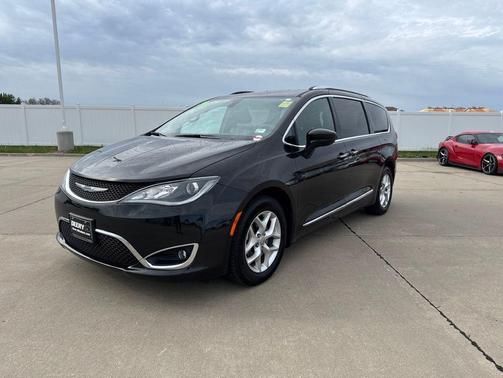 Brilliant Black Crystal Pearlcoat 2020 Chrysler Pacifica Touring L