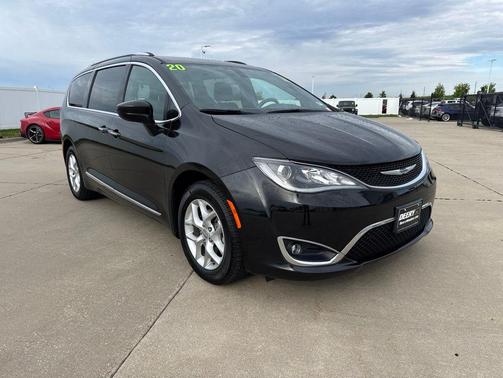 Brilliant Black Crystal Pearlcoat 2020 Chrysler Pacifica Touring L