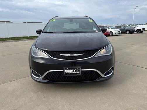 Brilliant Black Crystal Pearlcoat 2020 Chrysler Pacifica Touring L