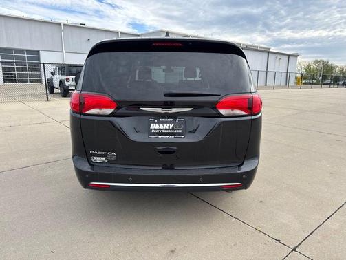 Brilliant Black Crystal Pearlcoat 2020 Chrysler Pacifica Touring L
