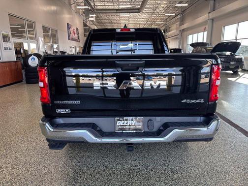 Diamond Black Crystal Pearlcoat 2025 RAM 1500 Big Horn/Lone Star