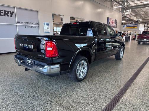 Diamond Black Crystal Pearlcoat 2025 RAM 1500 Big Horn/Lone Star