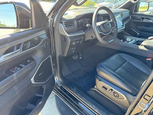 Diamond Black Crystal Pearlcoat 2024 Jeep Wagoneer Series II