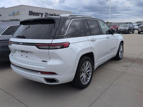 2022 Jeep Grand Cherokee Summit
