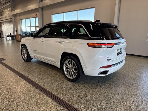 2022 Jeep Grand Cherokee Summit