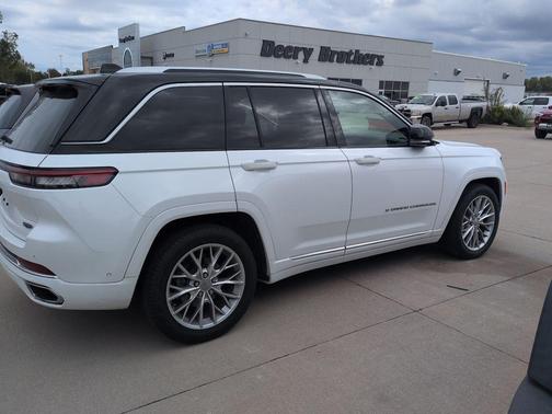 2022 Jeep Grand Cherokee Summit