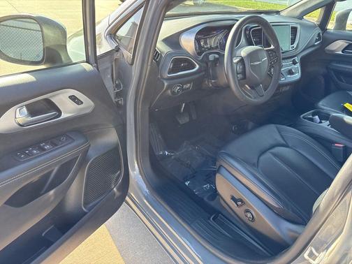 Ceramic Gray Clearcoat 2023 Chrysler Pacifica Touring L