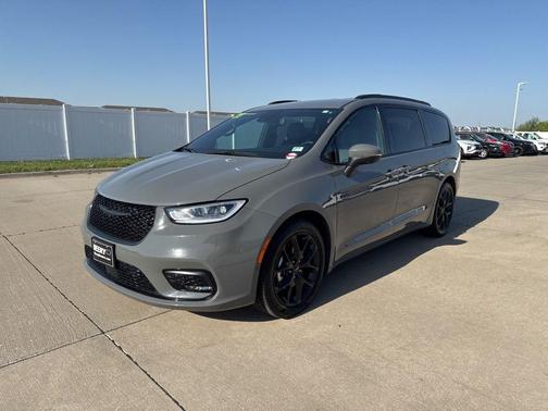 Ceramic Gray Clearcoat 2023 Chrysler Pacifica Touring L