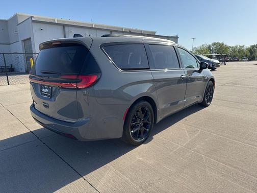 Ceramic Gray Clearcoat 2023 Chrysler Pacifica Touring L