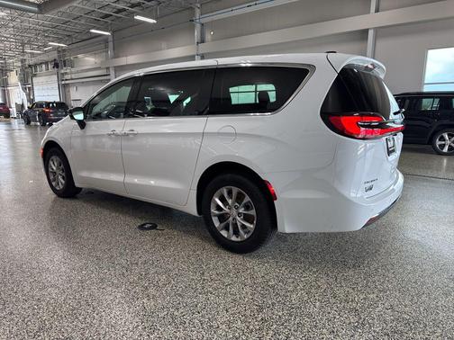 Bright White Clearcoat 2026 Chrysler Pacifica Limited