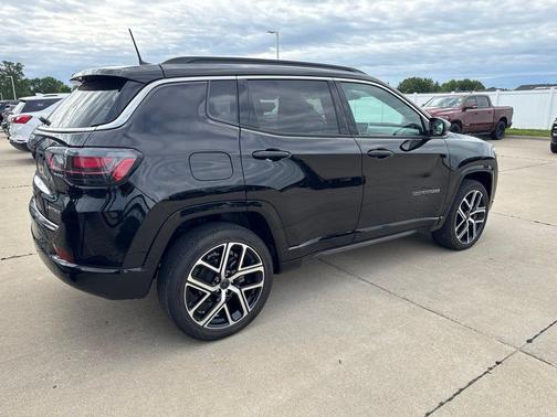 Diamond Black Crystal Pearlcoat 2025 Jeep Compass Limited