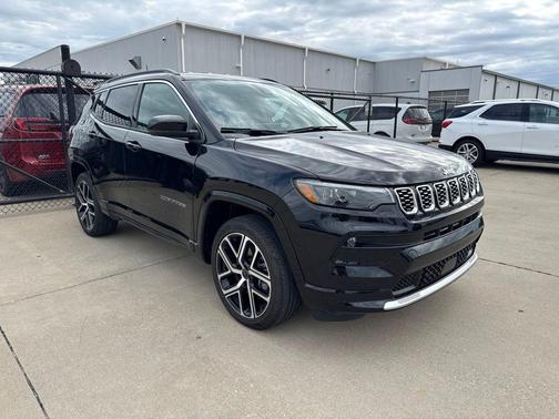 Diamond Black Crystal Pearlcoat 2025 Jeep Compass Limited