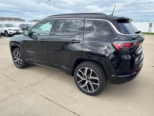 Diamond Black Crystal Pearlcoat 2025 Jeep Compass Limited