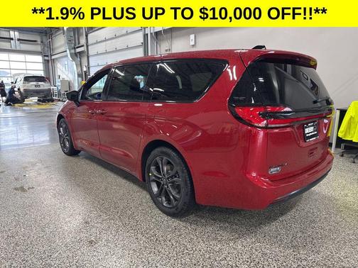 Red Hot Pearlcoat 2026 Chrysler Pacifica L