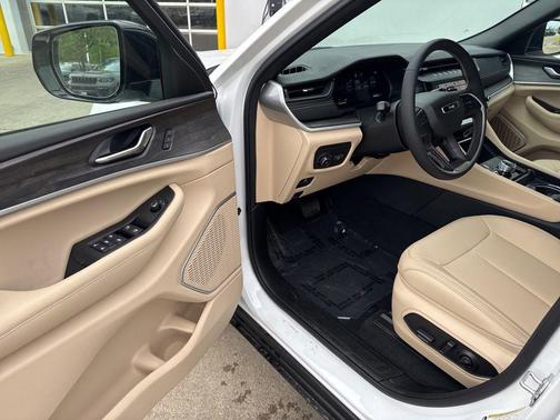 Bright White Clearcoat 2026 Jeep Grand Cherokee Limited