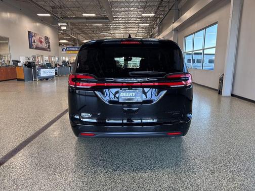 Diamond Black Crystal Pearlcoat 2026 Chrysler Pacifica Limited
