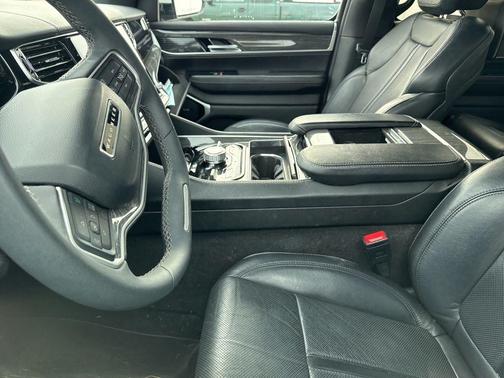 Bright White Clearcoat 2022 Jeep Wagoneer Series III