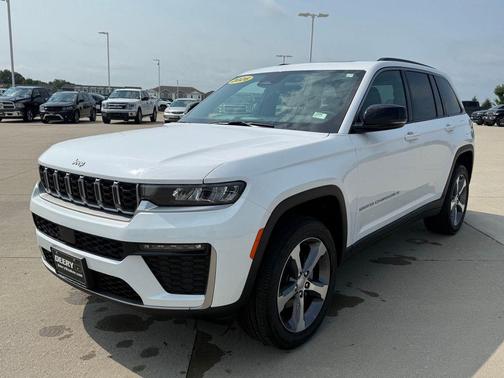 Bright White Clearcoat 2026 Jeep Grand Cherokee Limited