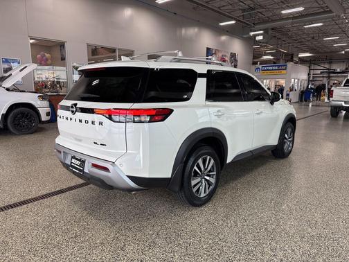 2023 Nissan Pathfinder SL
