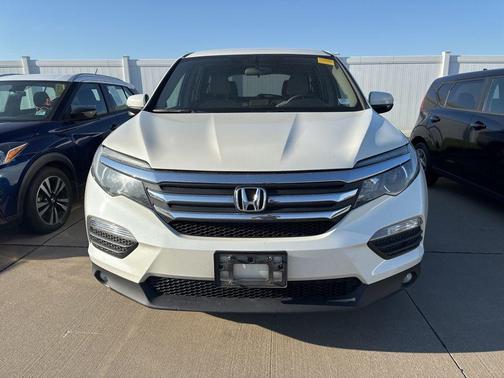 White 2016 Honda Pilot EX