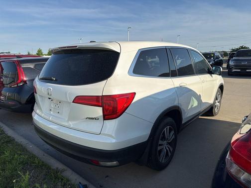 White 2016 Honda Pilot EX