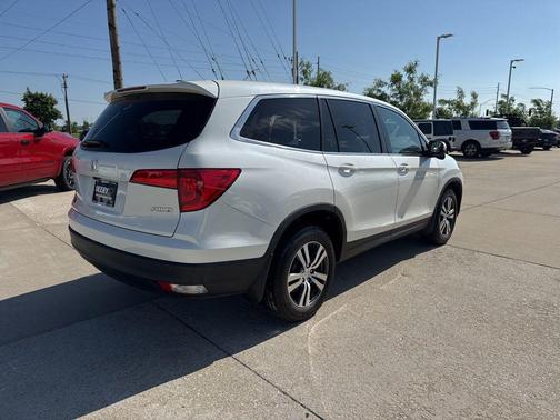 White 2016 Honda Pilot EX