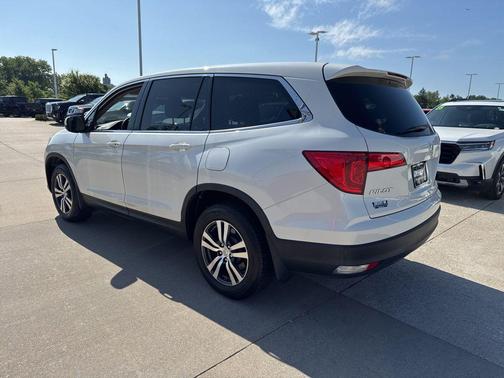 White 2016 Honda Pilot EX