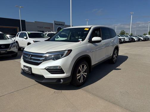 White 2016 Honda Pilot EX