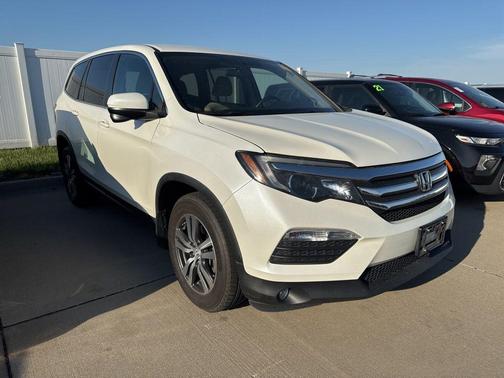 White 2016 Honda Pilot EX