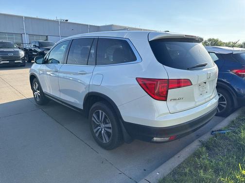 White 2016 Honda Pilot EX