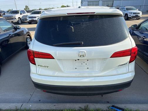 White 2016 Honda Pilot EX