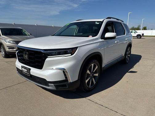 White 2025 Honda Pilot Elite