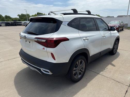 Snow White Pearl 2021 Kia Seltos S