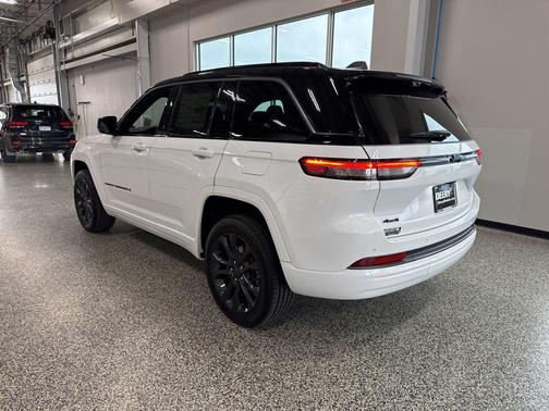Bright White Clearcoat 2026 Jeep Grand Cherokee Limited