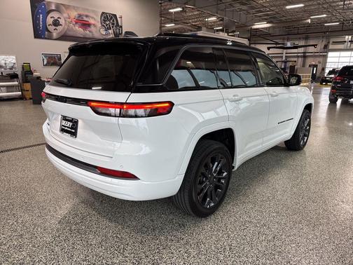 Bright White Clearcoat 2026 Jeep Grand Cherokee Limited
