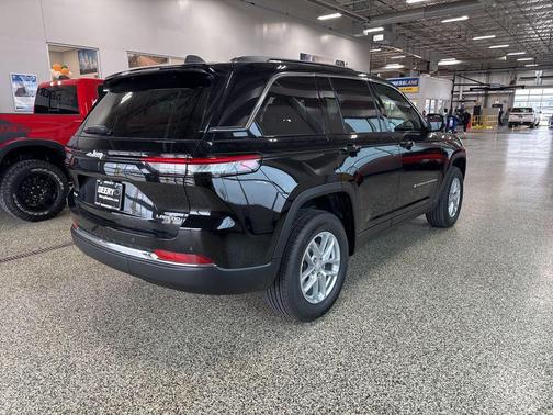 Diamond Black Crystal Pearlcoat 2026 Jeep Grand Cherokee Laredo