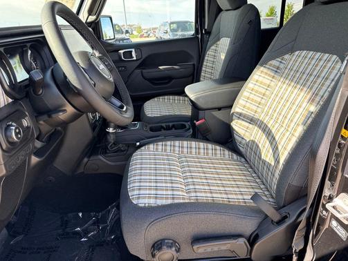 Black Clearcoat 2026 Jeep Gladiator 85th Anniversary Edition