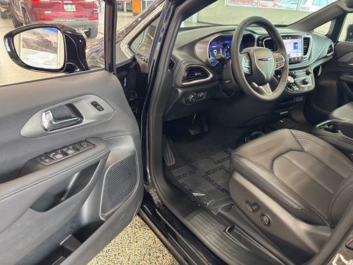 2025 Chrysler Pacifica L