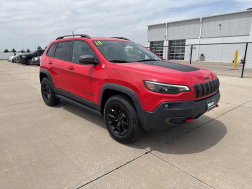 Firecracker Red Clearcoat 2019 Jeep Cherokee Trailhawk Elite