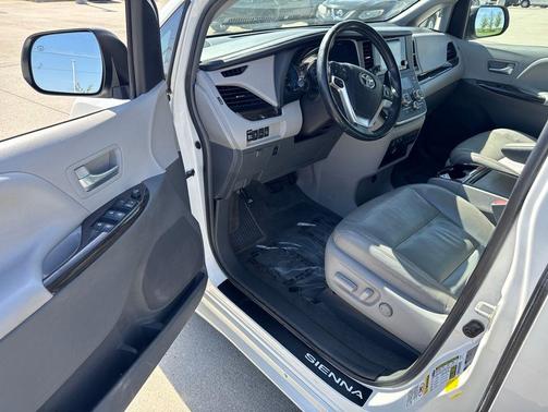 Blizzard Pearl 2015 Toyota Sienna XLE