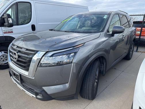 2023 Nissan Pathfinder SL