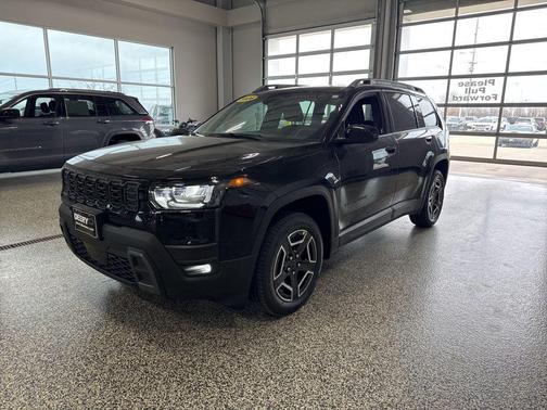 Diamond Black Crystal Pearlcoat 2026 Jeep Cherokee Laredo