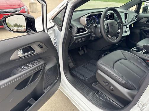 Pw7 2027 Chrysler Pacifica L